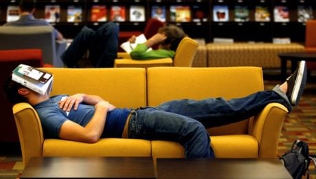 Študenti hádžu svoje