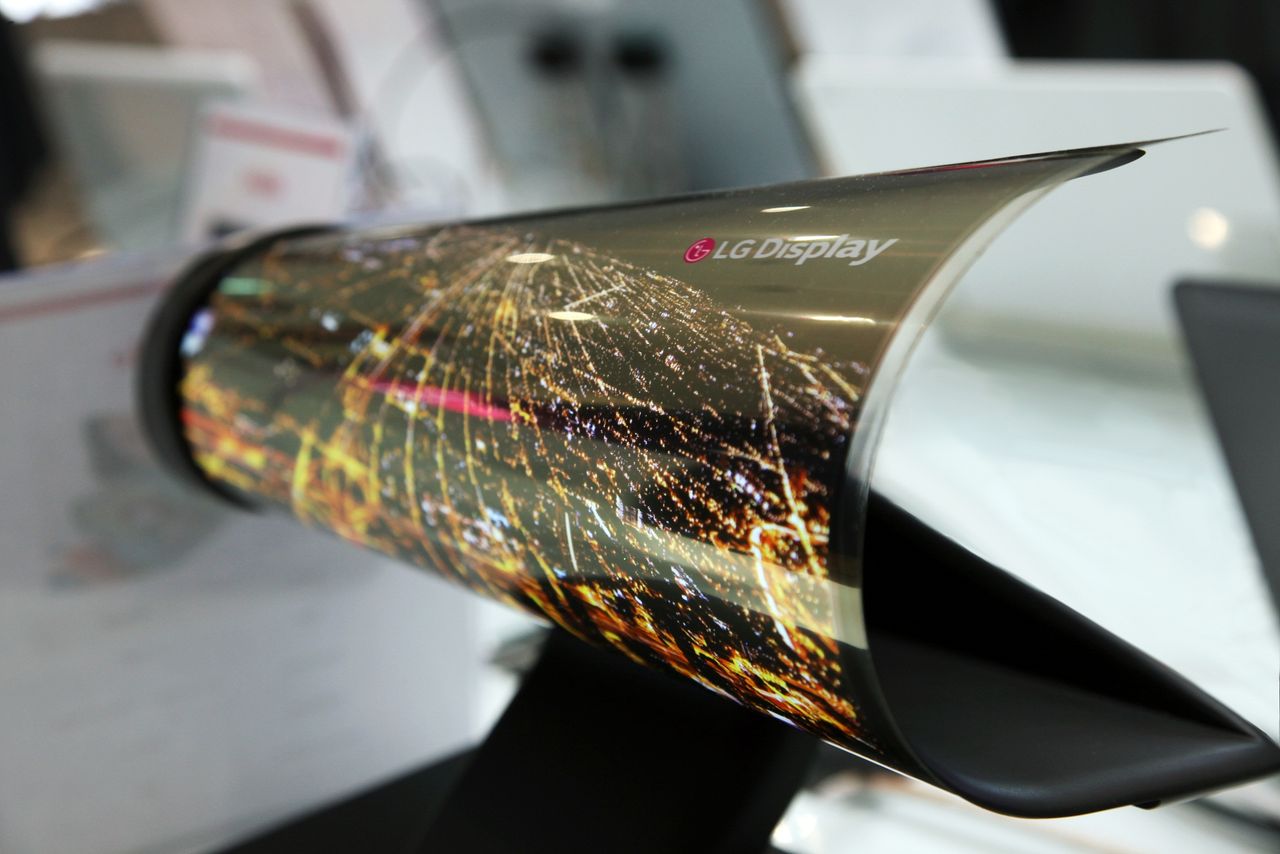 CES_2016_18_inch_Rollable_OLED.0.0