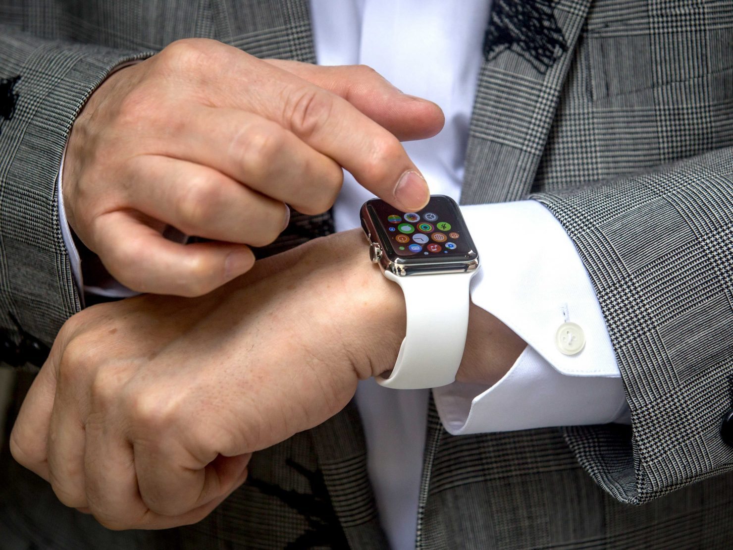 a-flaw-in-the-apple-watch-leaves-it-absurdly-vulnerable-to-thieves