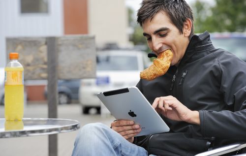 RIJSWIJK - Een man gebruikt zijn iPad op een terrasje. De iPad van Apple is door zijn mobiliteit de ideale gadget voor onderweg. ANP XTRA LEX VAN LIESHOUT