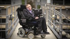 Stephen Hawking má