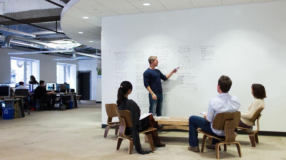 Myšlienky si treba napísať, hoci aj na stenu