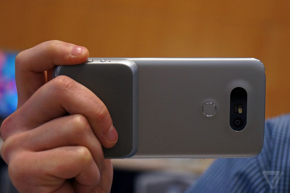 LG G5 - rozšírenie batérie a nástavec pre fotoaparát