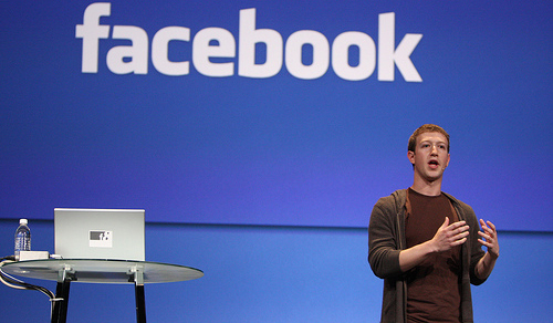 Facebook-ceo-mark-zuckerberg-presenting-with-Apple-MacBook-Pro