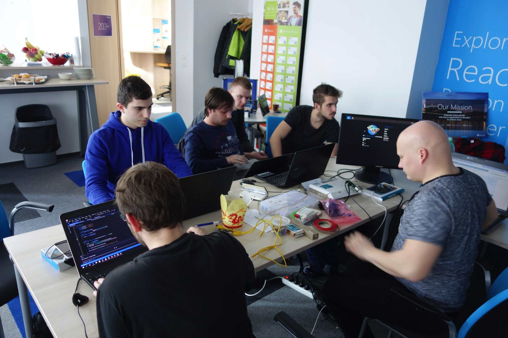 iot_pc_revue_pri_praci