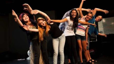 Improvizačné divadlo je