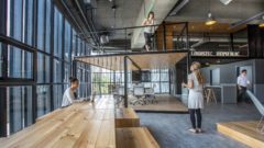 V nadupaných kanceláriach