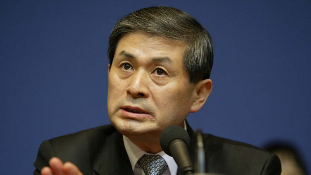 SEOUL - JANUARY 12: South Korean stem-cell scientist Hwang Woo-Suk speaks during a news conference January 12, 2006 in Seoul, South Korea. Hwang apologized for wrong doing at his laboratory, but said his team may have been the victim of a conspiracy trying to discredit them. Underscoring Hwang's fall, prosecutors raided his home and offices on as part of a criminal probe into the alleged misuse of state funds. (Photo by Chung Sung-Jun/Getty Images)