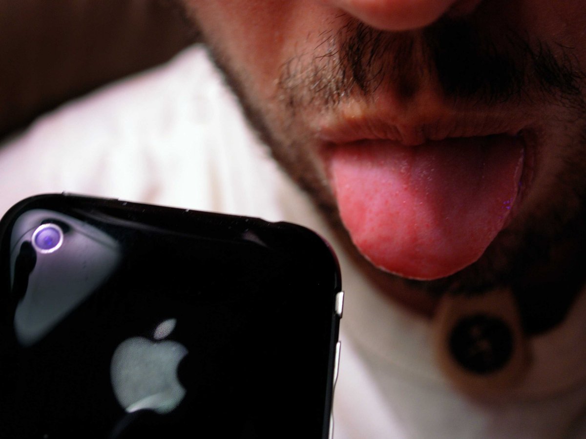 tongue-stick-out-apple-iphone