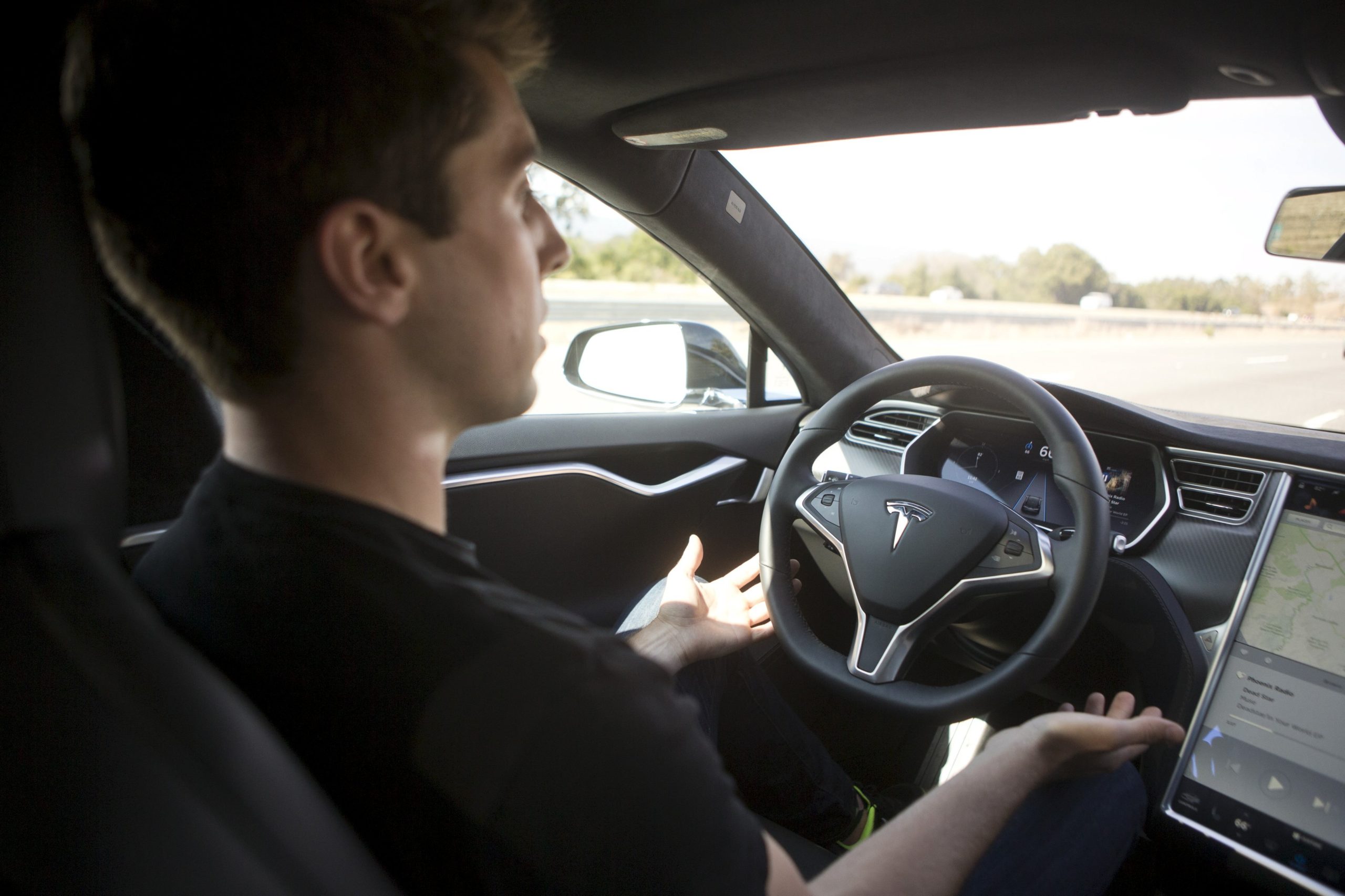 2015-10-14T213356Z_01_PAL07_RTRIDSP_3_TESLA-MOTORS-AUTOPILOT