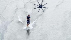 Adrenalínová novinka „drone-surfing“