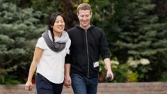 Manželia Zuckerbergovci rozbiehajú
