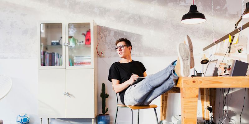 800×400-guy-reading-book