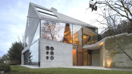 Moderný domček postavený