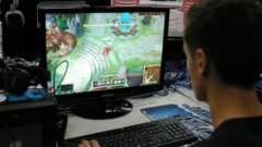 Študenti, ktorí hrajú