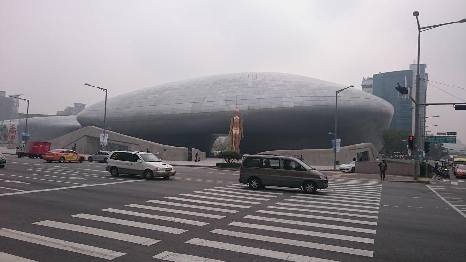 Dongdaemun Design Plaza (DDP), elegantný objekt Zahy Hadid