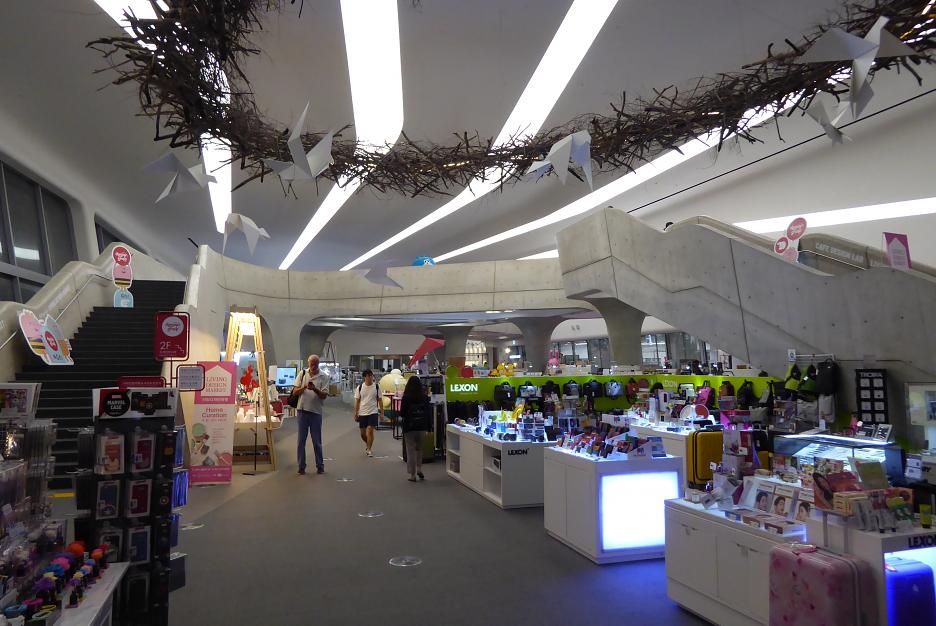 DDP – interiér predajne spomienkových predmetov a moderných doplnkov