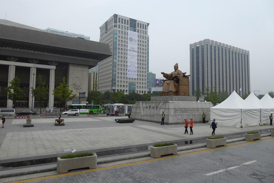 Socha kráľa Sejonga na hlavnom námestí Gwanghwamun