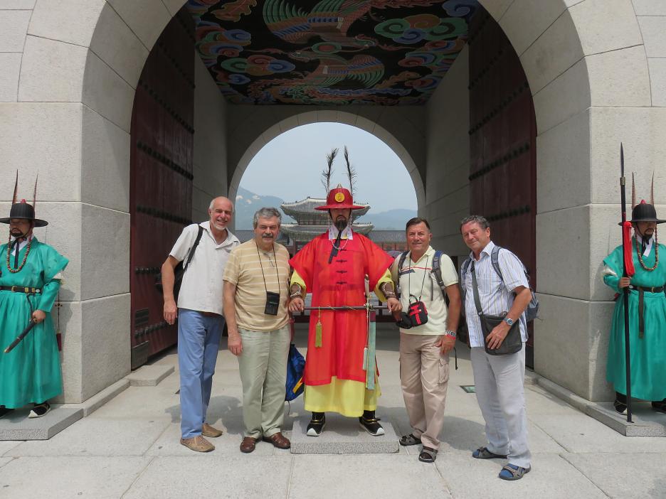 Cestovatelia pred hlavnou bránou. Zľava Gabo Szalay, Dušan Čupka, sprava Laco Čunderlík, Jozef Frtús