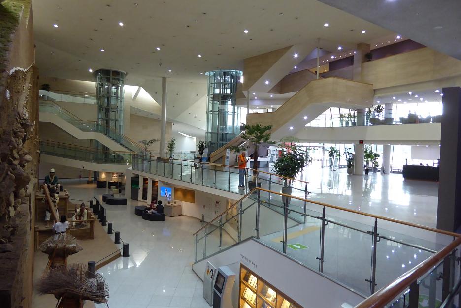 Interiér múzea, postaveného na mieste obranného valu