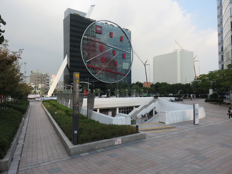 Tangent - Ústredie Hyundai Development Company, postavené podľa návrhu Daniela Libeskinda a skupiny Himma v štvrti Gangnam
