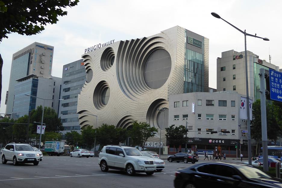 Budova PRUGIO VALLEY v štvrti Gangnam, mnohým pripomína hudobný reproduktor, krížený s ementálom 