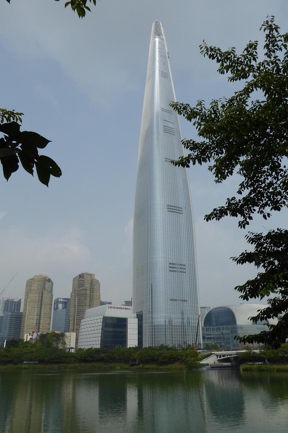 LOTTE WORLD TOWER – 555 m supervysoký mrakodrap so 123 podlažiami, najvyšší t.č. v krajinách OECD, s LED panelmi na fasáde, dokončený v marci 2016