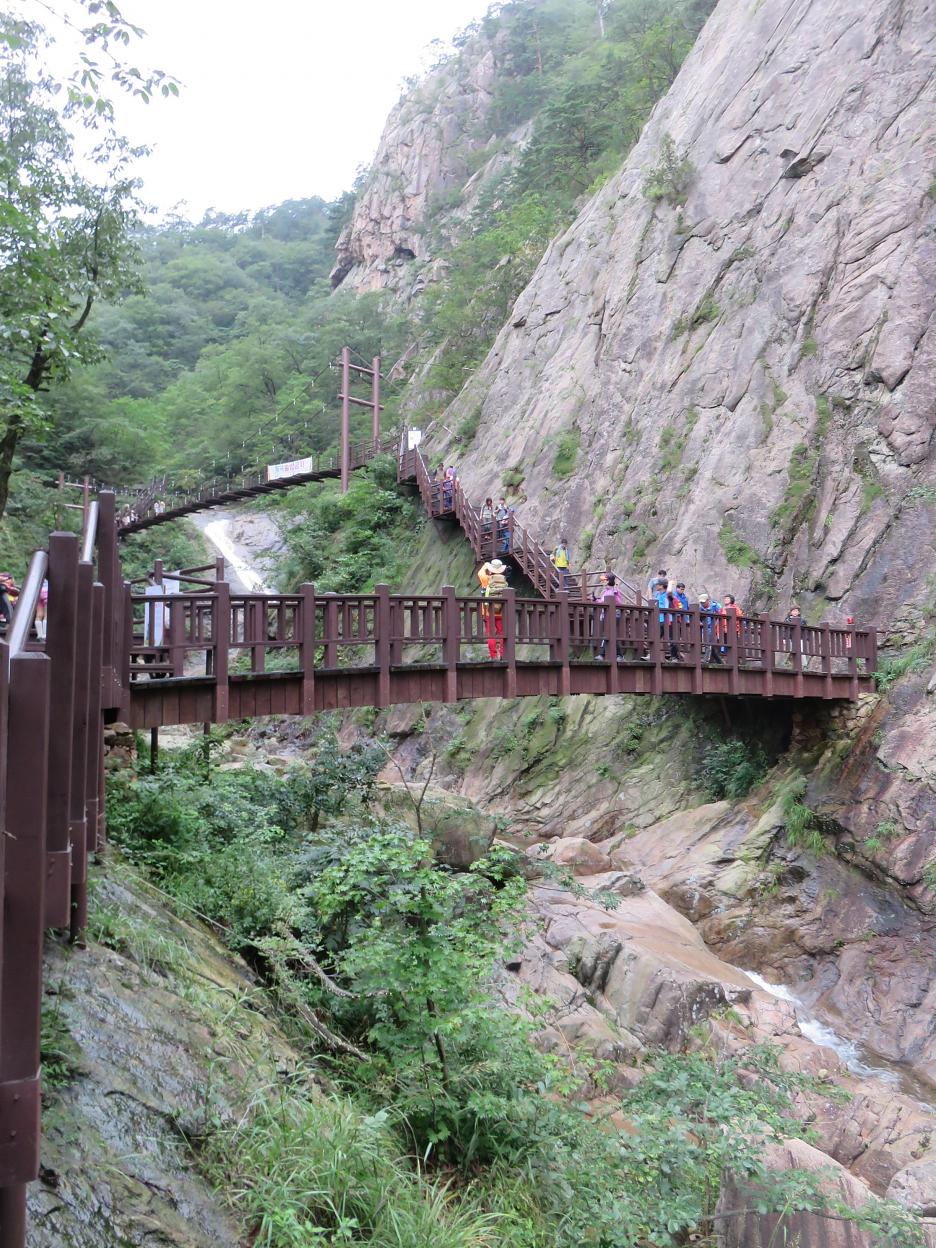 Lávka nad potokom medzi strmými svahmi