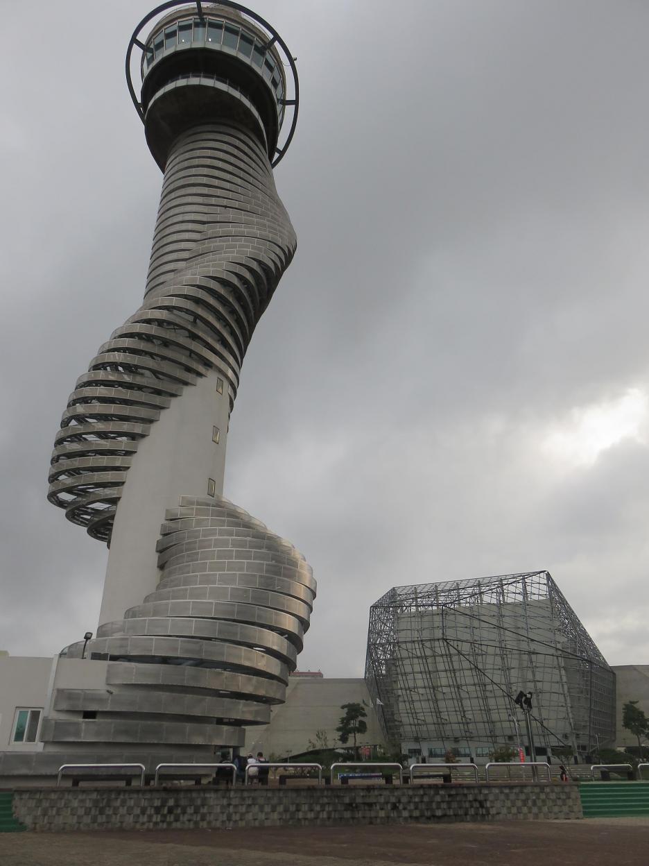 Veža, výstavná hala a divadlo so širokouhlou scénou v meste Sokcho