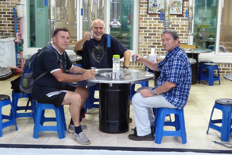 My sme ku konzumácii rybieho barbecue zasadli k normálnemu stolu