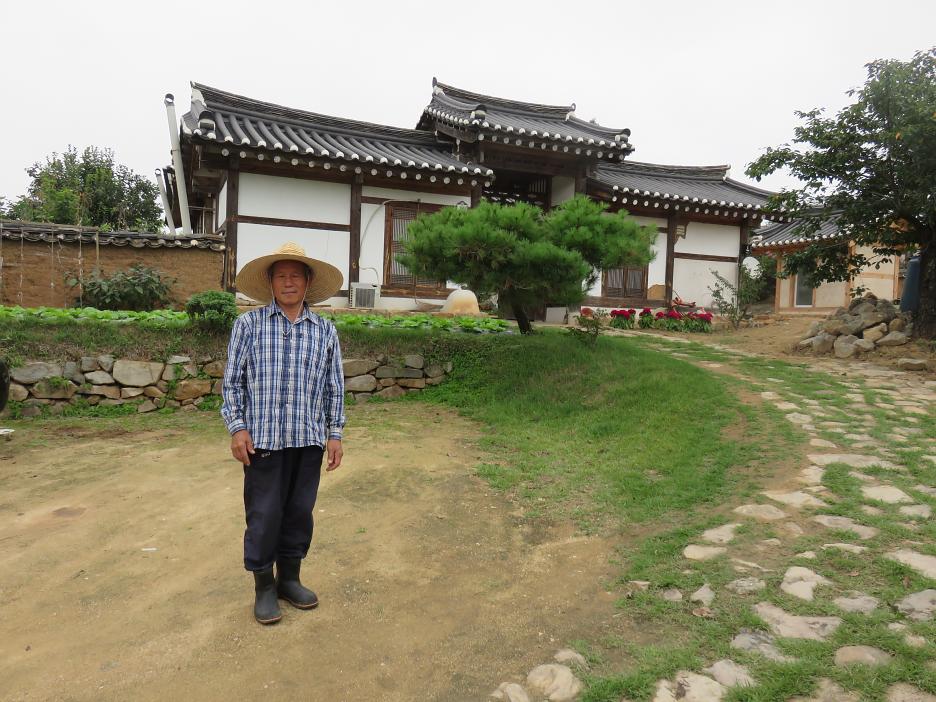 Hahoe – hospodár pred svojím domom