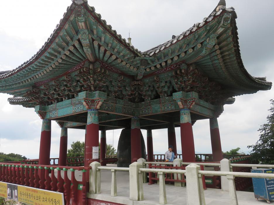 Obrovský zvon pod strechou pri schodoch k Seokguramu