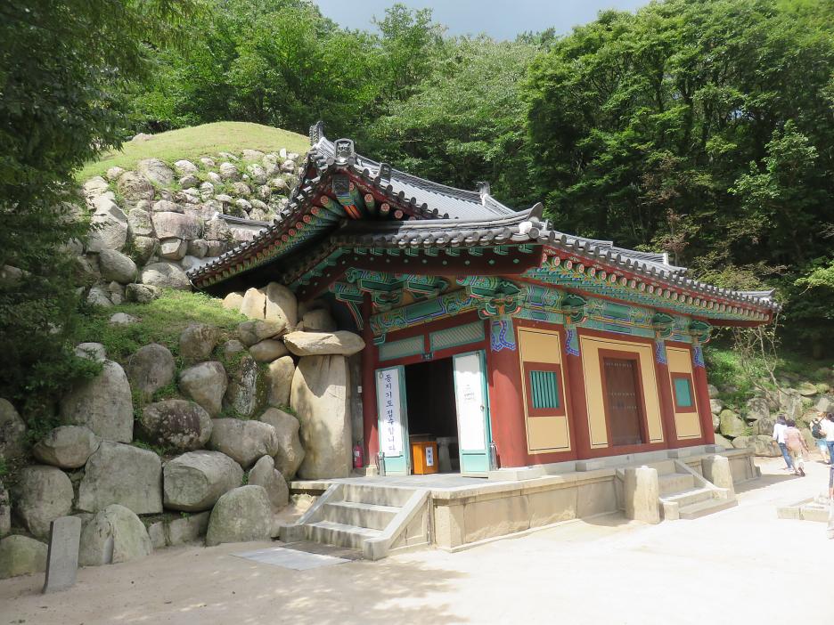 Seokguram – vstupný objekt do jaskyne s cennou sochou sediaceho Budhu - svetové kultúrne dedičstvo