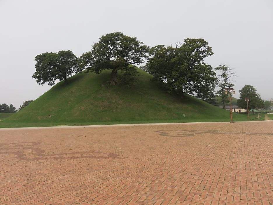 Hrobka, na ktorej vyrástli stromy