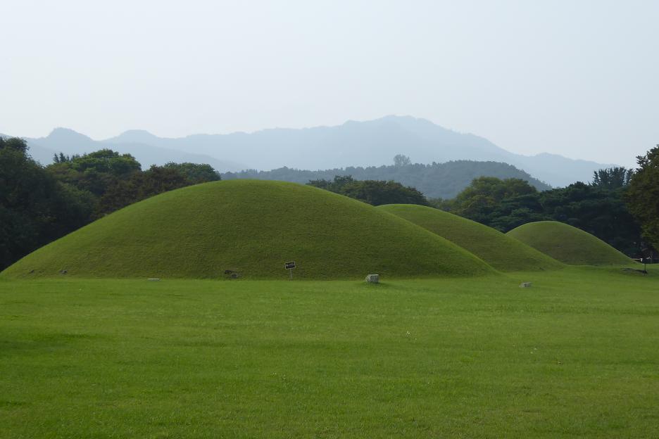 Ďalšie hrobky mimo parku