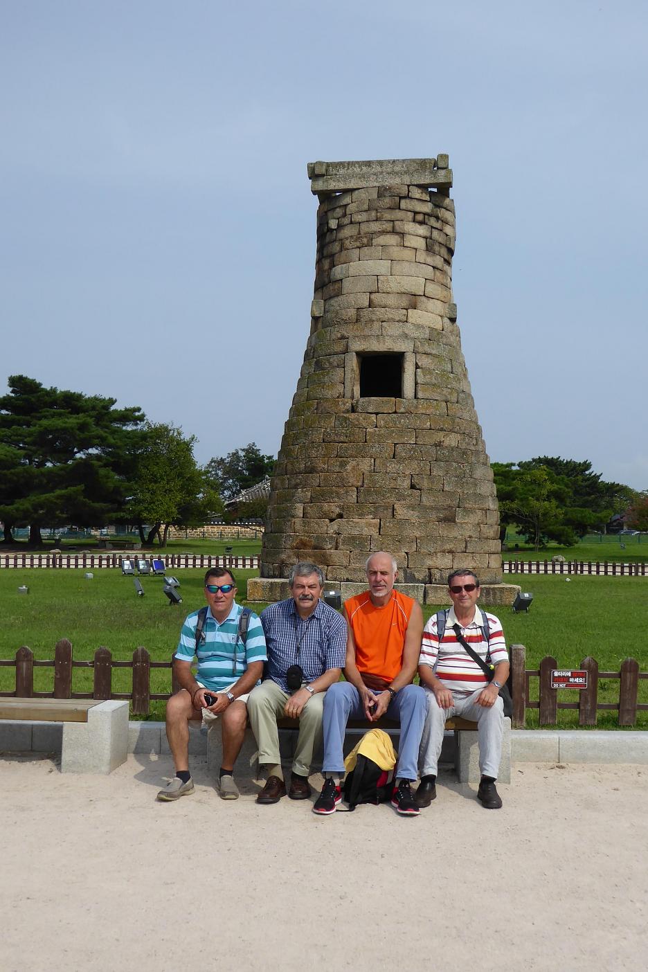 Cestovatelia pred najstarším astronomickým observatóriom na Ďalekom východe