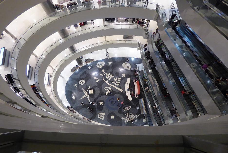 Átrium s eskalátormi