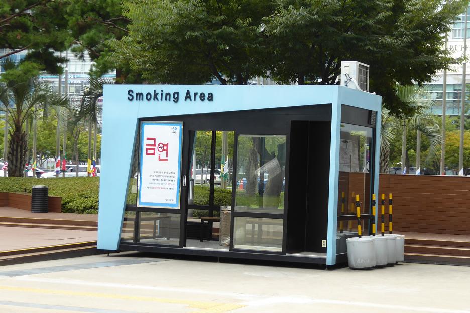 Stánok pre fajčiarov – častý doplnok v kórejských mestách