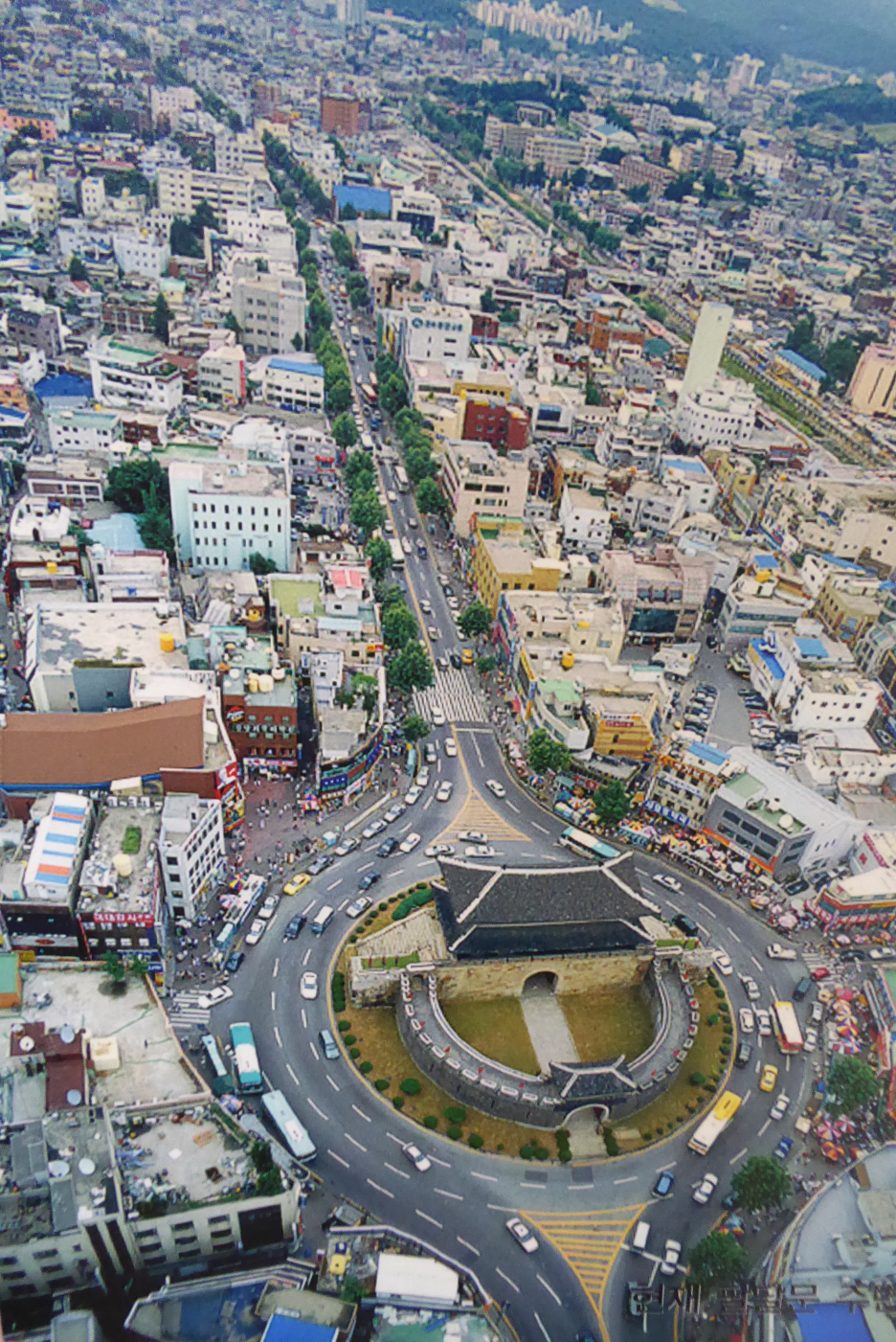 Okolo niekdajšej brány do starého mesta je dnes kruhový objazd