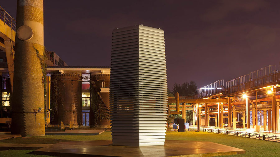 smog-free-tower-by-studio-roosegaarde-at-night