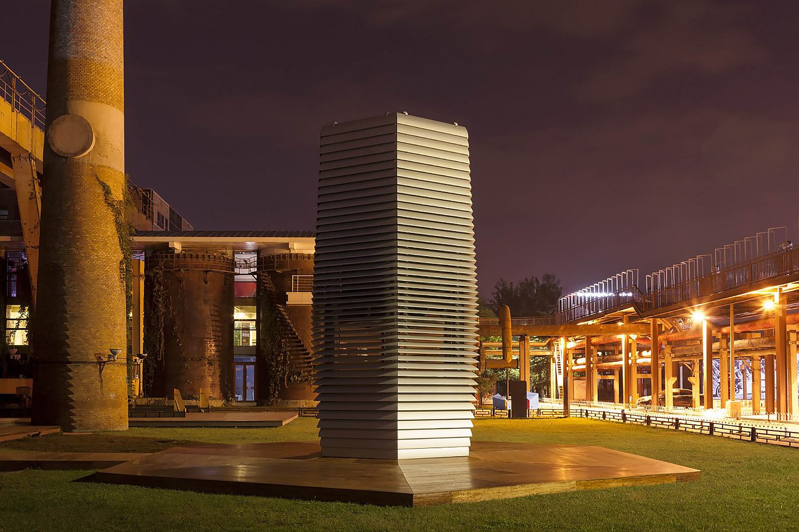 smog-free-tower-by-studio-roosegaarde-at-night