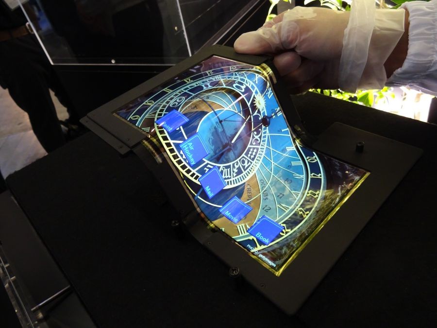 the-tri-fold-oled-screen-will-change-how-you-see-smartphones-gallery-463891-3