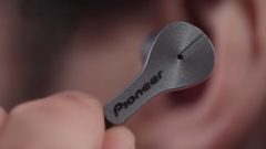 Slúchadlami Pioneer si