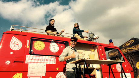 Mladí bratia propagujú