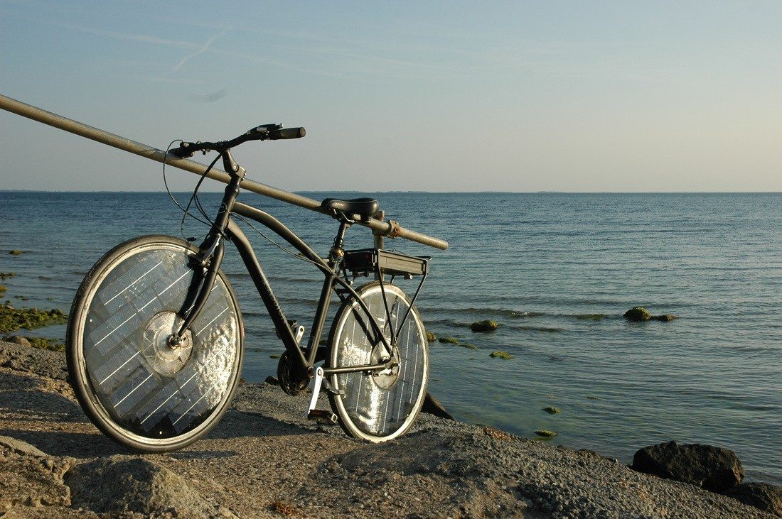 solar-bike-is-a-green-two-wheeler-with-integrated-solar-panels-it-needs-no-plug-in-charge-video_6