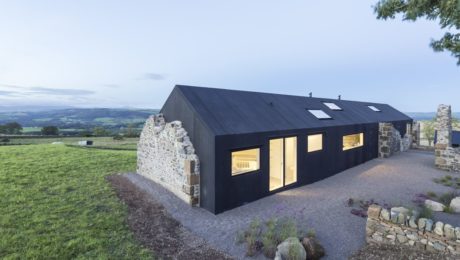 Vidiecka zrúcanina premenená