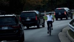 Cyklistka ukázala Trumpovi