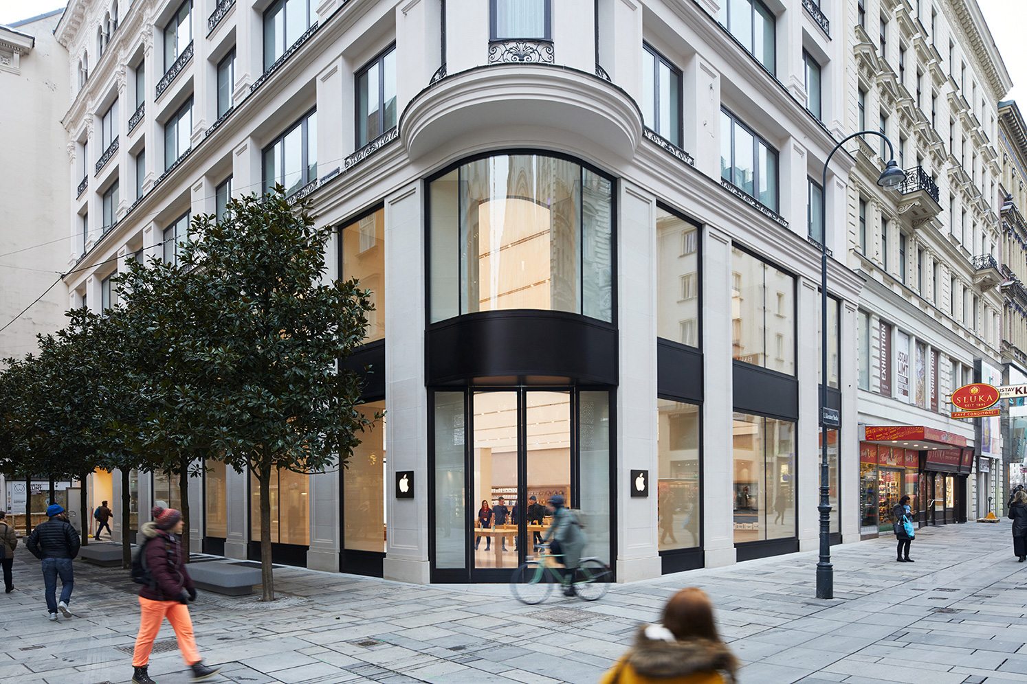 vienna_apple_store_exterior_hero_022118