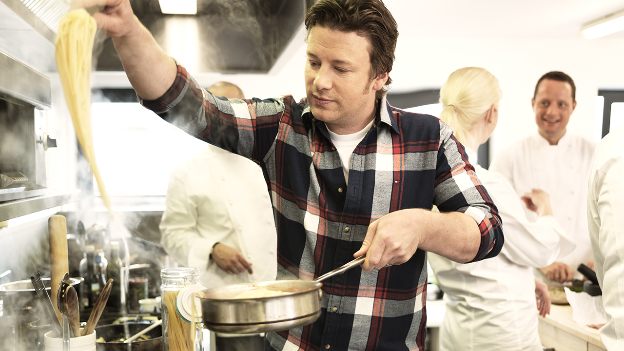 Jamie_Oliver_cooking