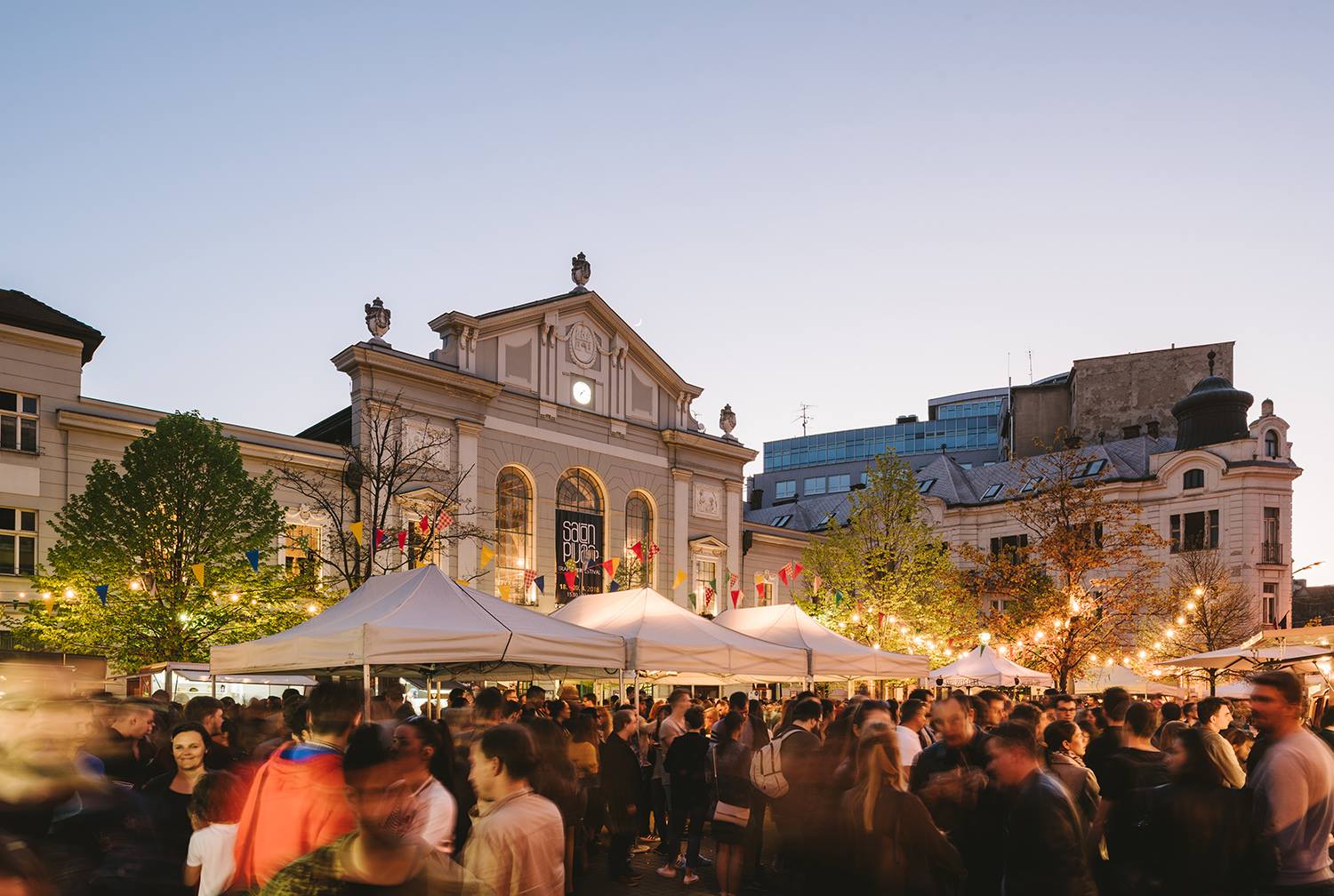 na snimke je bratislava